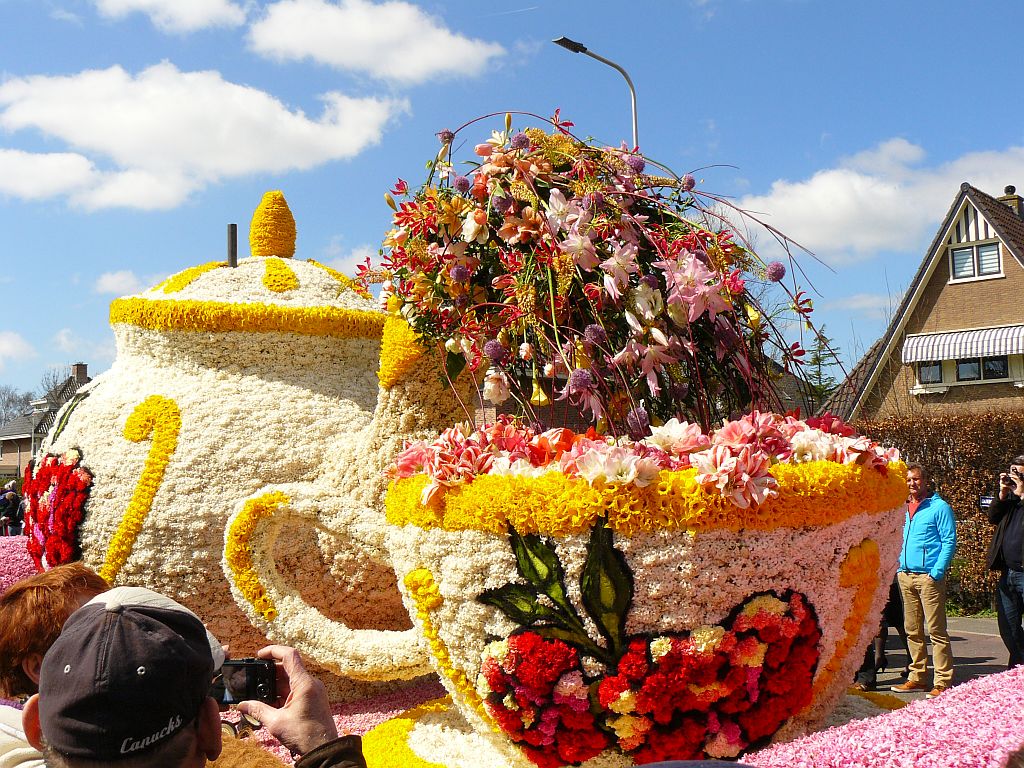 Blumenkorso 2013. Hoofdstraat, Sassenheim 20-04-2013. 

Bloemencorso 2013. Hoofdstraat, Sassenheim 20-04-2013.