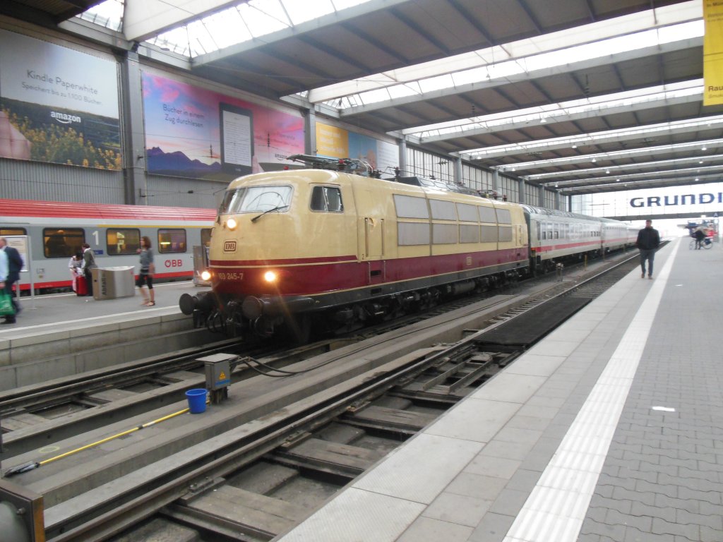 BR 103 245 im M�nchener Hauptbahnhof.
