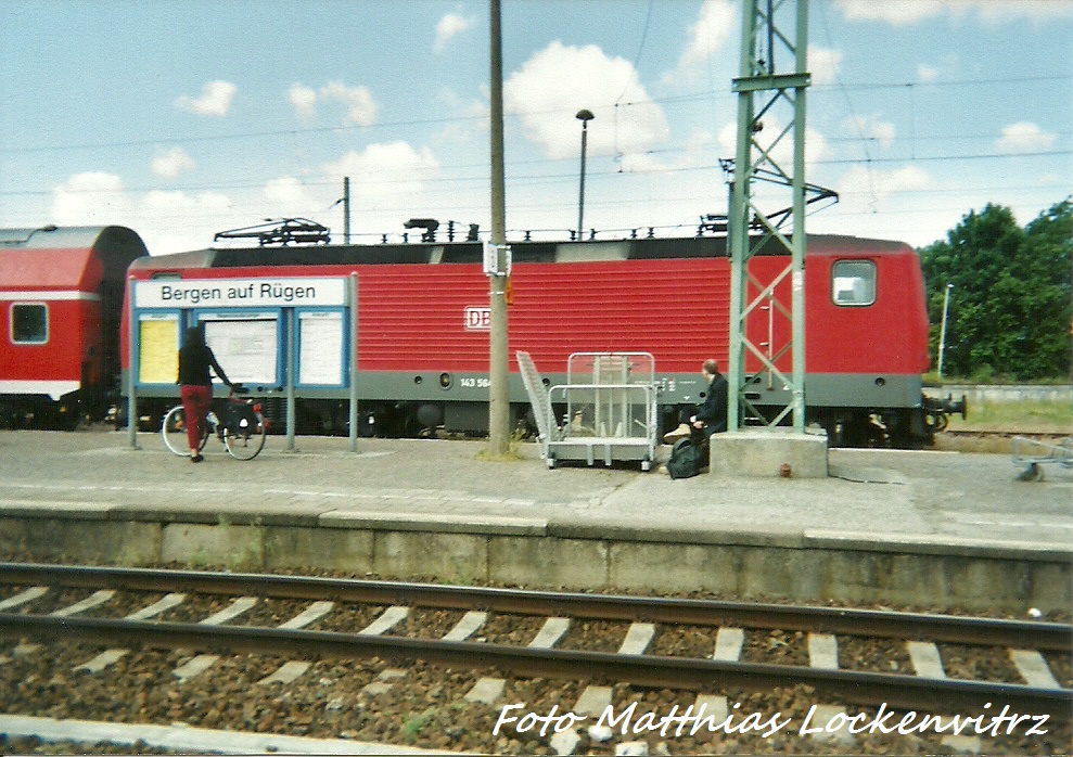 BR 143 als RB14 mitz Ziel Ostseebad Binz im Bahnhof Bergen auf R�gen am 14.6.99