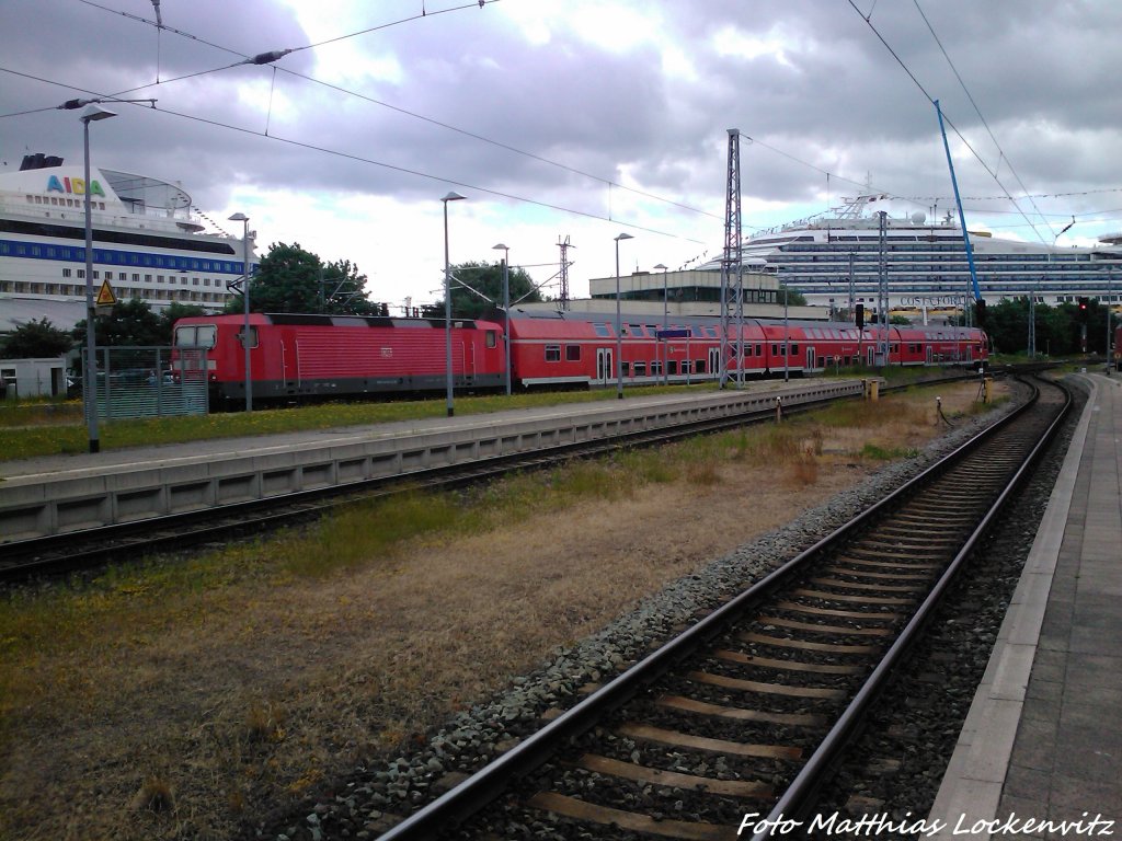 BR 143 als S1 mit Ziel Rostock Hbf bei der Ausfahrt aus Warnem�nde am 22.6.13