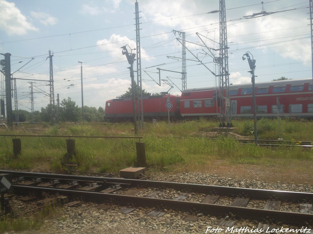 BR 143 als S2 unterwegs nach G�strow bei der Ausfahrt aus Rostock Hbf am 22.6.13