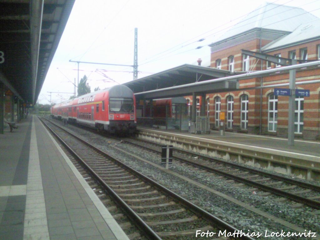 BR 143 mit Dostos (S-Bahn Rostock) als S1 mit Ziel Warnem�nde im Bahnhof Rostock Hbf am 11.9.12