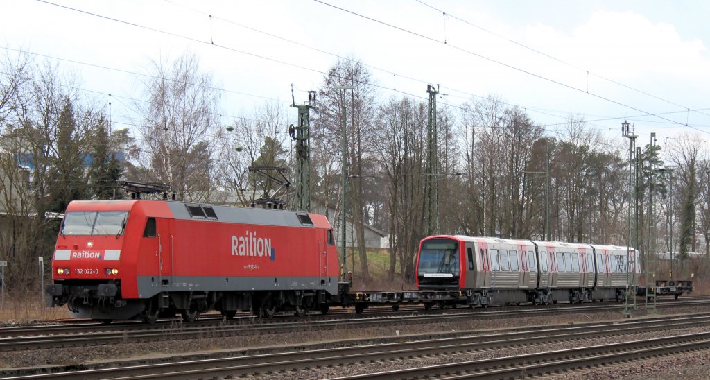BR 152 022-0 hat einen neuen Triebzug für die Hamburger Hochbahn am Haken. Tostedt den 19.03.2012