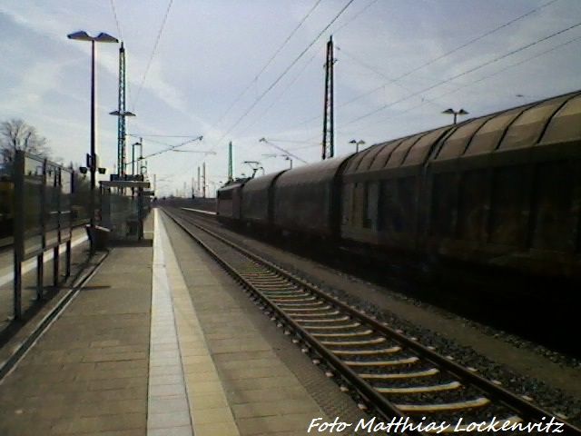BR 155 mit einem G�terzug bei der Durchfahrt in Bergen auf R�gen am 25.4.13