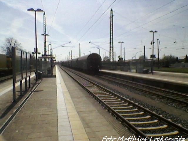 BR 155 mit einem G�terzug bei der Durchfahrt in Bergen auf R�gen / Das Schlusslicht am 25.4.13