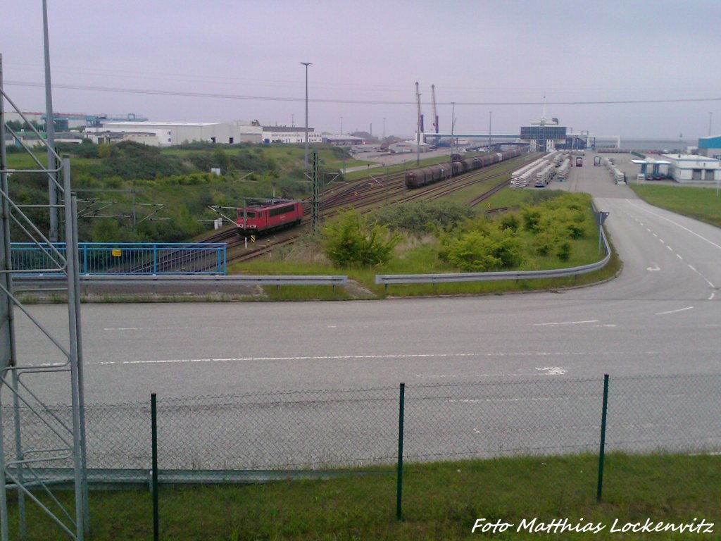 BR 155 unterwegs zu seinem G�terzug in Mukran F�hrhafen am 20.5.13