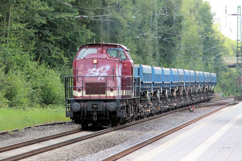 BR 203 843-8 der ELL / Eisenbahnlogistik Leipzig GmbH durchfuhr mit ihren Bauzug am 11.08.2012 den Bf Tostedt.