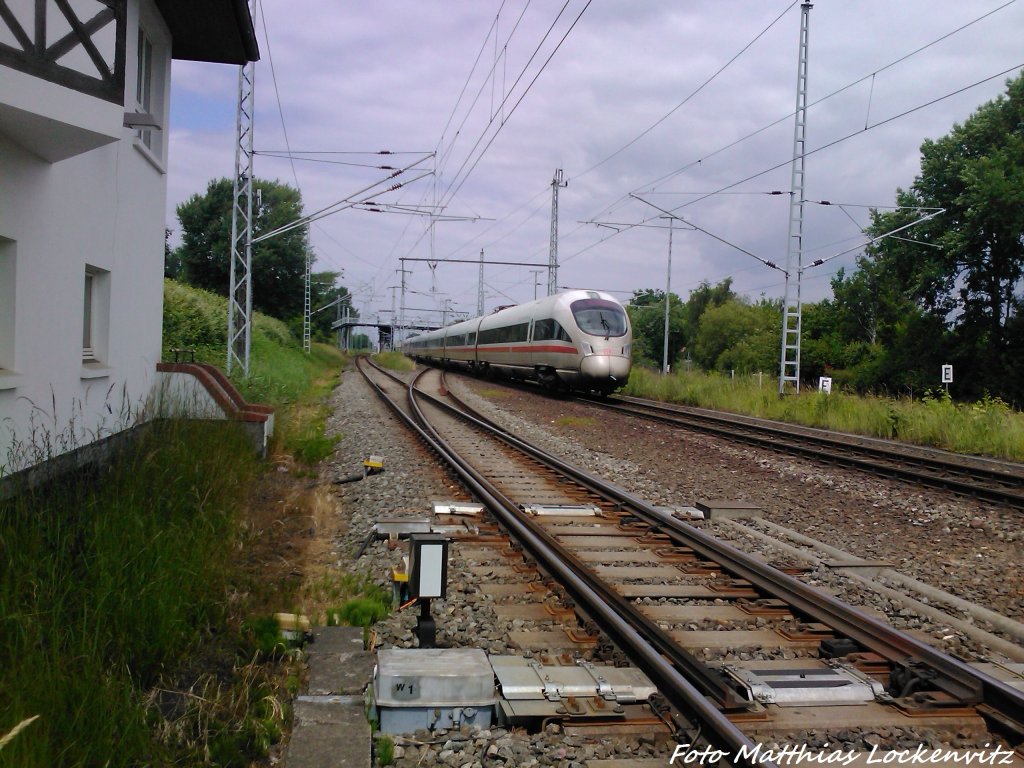BR 411 mit dem Namen  Freie- & Hansestadt Hamburg  unterwegs nach Warnem�nde bei der Durchfahrt am S-Bahn Hp Rostock-Bramow am 22.6.13