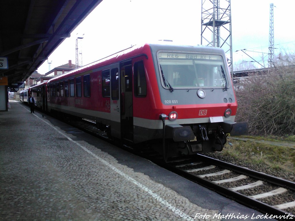 BR 628 im Doppelpack als RE6 miz Ziel L�beck Hbf im Bahnhof Bad Kleinen am 13.4.13