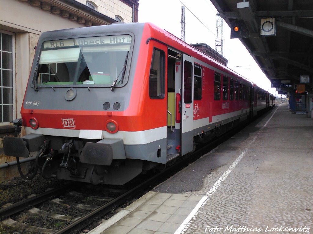 BR 628 im Doppelpack als RE6 mit Ziel L�beck Hbf im Bahnhof Bad Kleinen am 13.4.13