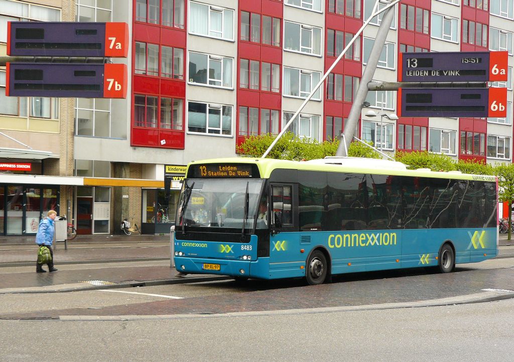 Connexxion Bus 8483 DAF VDL Berkhof Ambassador 200 Baujahr 2005. Leiden Centraal Sation 29-04-2012.