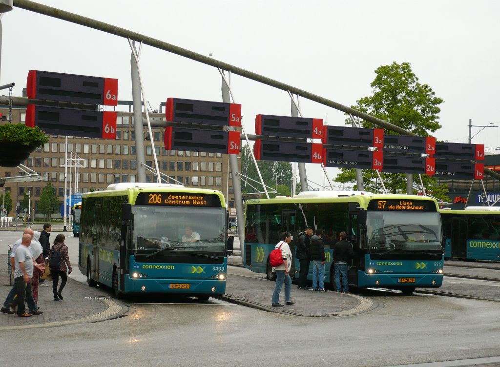 Connexxion Bus 8499 und 8513 Stationsplein Leiden 07-06-2012.  Connexxion bus 8499 en 8513 Stationsplein Leiden 07-06-2012.