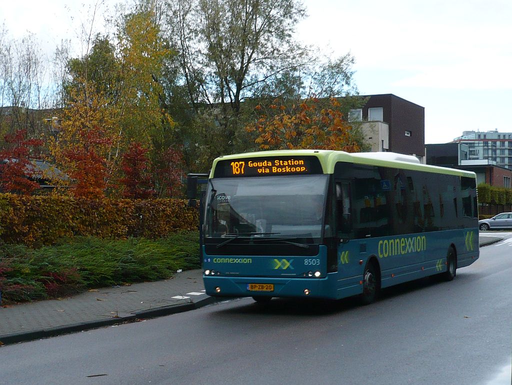 Connexxion Bus 8503 DAF VDL Berkhof Ambassador 200 Baujahr 2005. Julius Caesarlaan, Leiden 18-11-2012.

Connexxion bus 8503 DAF VDL Berkhof Ambassador 200 bouwjaar 2005. Julius Caesarlaan, Leiden 18-11-2012.