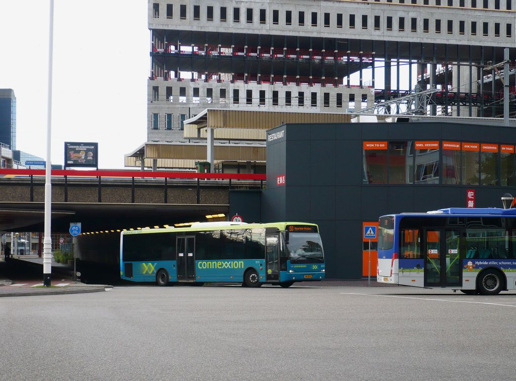 Connexxion Bus 8515 DAF/VDL Berkhof Ambassador 200 Baujahr 2005. Leiden Centraal Station zondag 11-09-2011.