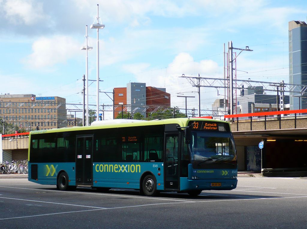 Connexxion Bus 8549 DAF VDL Berkhof Ambassador 200, Baujahr 2005. Stationsplein Leiden 07-08-2011.