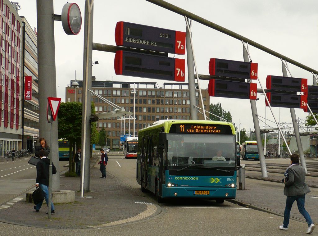 Connexxion Bus 8616 DAF VDL Berkhof Ambassador 200 Baujahr 2005. Stationsplein Leiden 09-07-2012.


Connexxion bus 8616 DAF VDL Berkhof Ambassador 200 bouwjaar 2005. Stationsplein Leiden 09-07-2012.