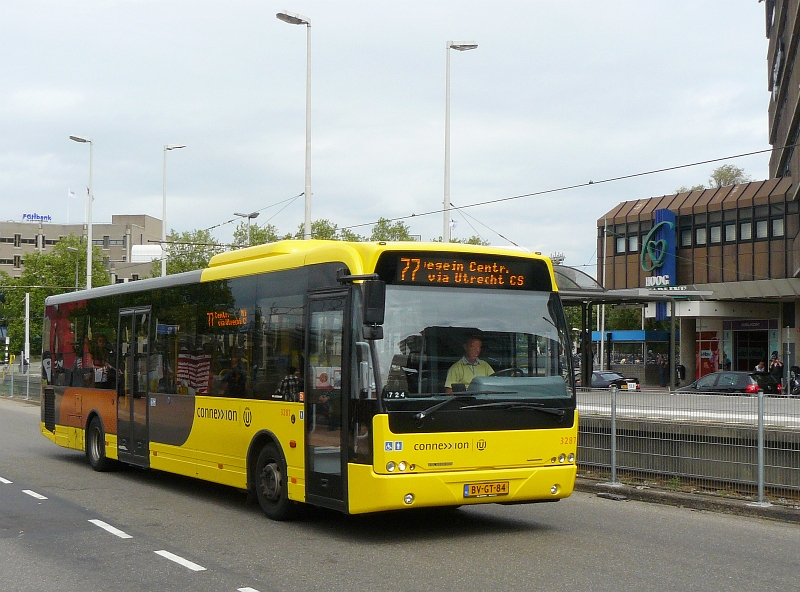 Connexxion Bus Nummer 3287 Typ VDL Berkhof Ambassador 200 Baujahr 2008. Stationsplein Utrecht 16-07-2010.