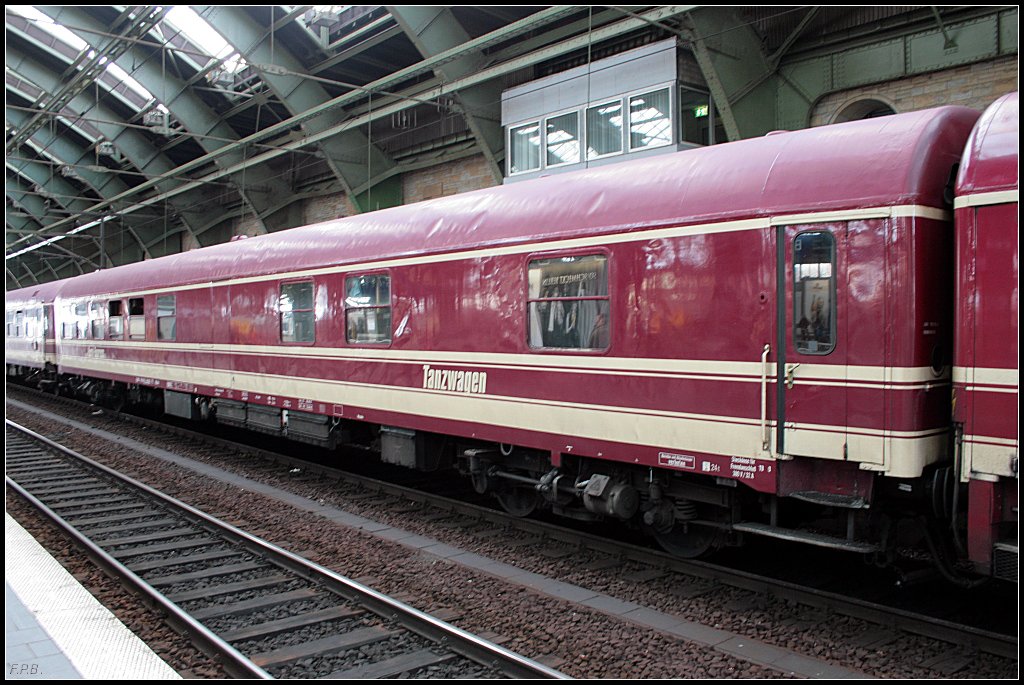 D-EURO 55 80 89-80 008-7 [P] WGmh ist ein Gesellschaftswagen der sowohl �ber Zugsammelschiene als auch eigene Achsgeneratoren mit Strom versorgt werden kann (gesehen Berlin Ostbahnhof 27.12.2009)