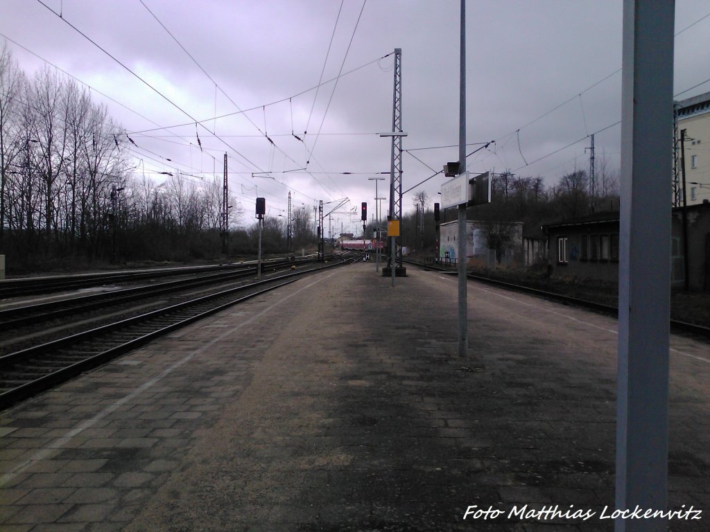 Da F�hrt er weg der OE RE2 (DB REGIO Im Auftrag der ODEG) nach Cottbus ausm Bahnhof Bad Kleinen am 13.4.13