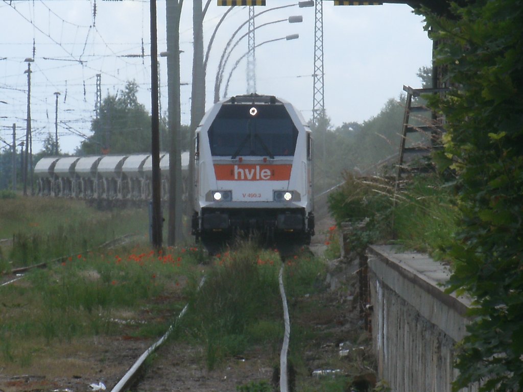 Da kriegt man noch mehr graue Haare wenn man den Zustand vom Ladegleis in Bergen/Rgen sieht,auch wenn das Gleis erschreckend aussieht ist die hvle Maxima V490.3,am 27.Juni 2013,mehrmals ber das Gleis gefahren.