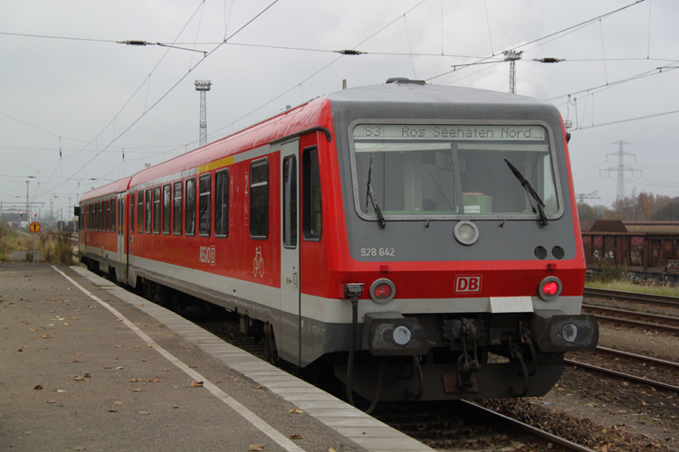 Da momentan keine Triebfahrzeuge zur Verfgung stehen fuhr auf der S3 zwischen Rostock Hbf und Rostock-Seehafen/Nord wieder ein 628er.16.11.2011