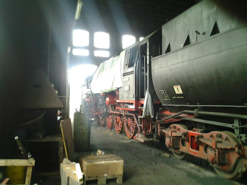 Da tut doch einem das Herz weh.
Bitte Spendet damit 52 8106 wieder f�hrt.
Gezielte Spenden f�r die Revision der 52 8106 k�nnen an folgendes Konto �berwiesen werden:
Spenden Konto: Eisenbahnfreunde Treysa
BLZ: 520 534 58 (Stadtsparkasse Schwalmstadt)
Konto: 834556
Kennwort: Revision 52 8106

Selbstverst�ndlich erhalten Sie von uns f�r Spenden ab 100,- � eine Spendenquittung um Ihre Spende steuerlich geltend machen zu k�nnen, wenn wir ihre Adresse aus den Spendendaten ermitteln k�nnen.
F�r Spenden unter 100,- � reicht Ihr Kontoauszug als Spendenbescheinigung.