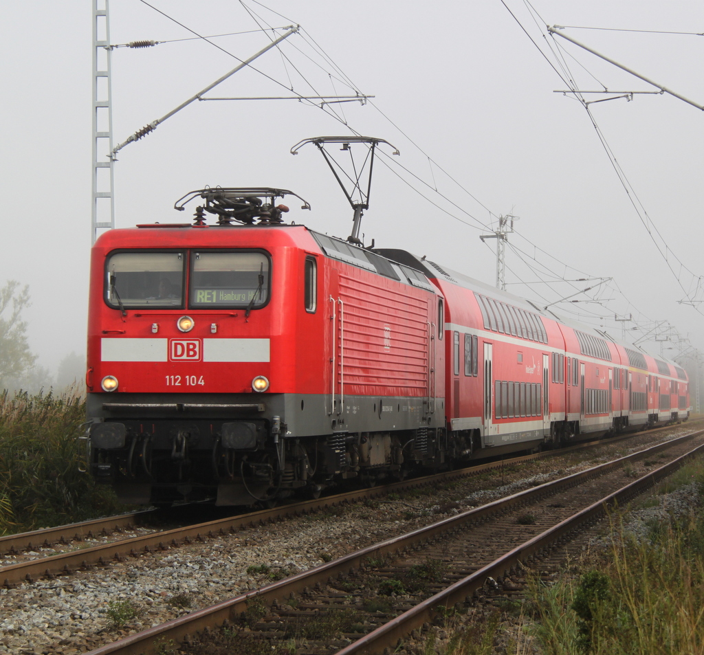 Da wohl wieder eine 120.2 ausgefallen war,fuhr 112 104-5 den RE 4306 von Rostock Hbf nach Hamburg Hbf um 09:11 Uhr kam sie dann dur Sildemow gefahren.09.09.2012