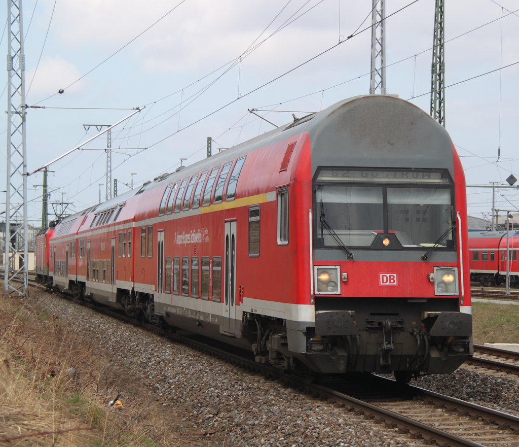 DABbuzfa 760 als S2 von Warnemnde nach Gstrow bei der Ausfahrt im Rostocker Hbf.19.04.2013