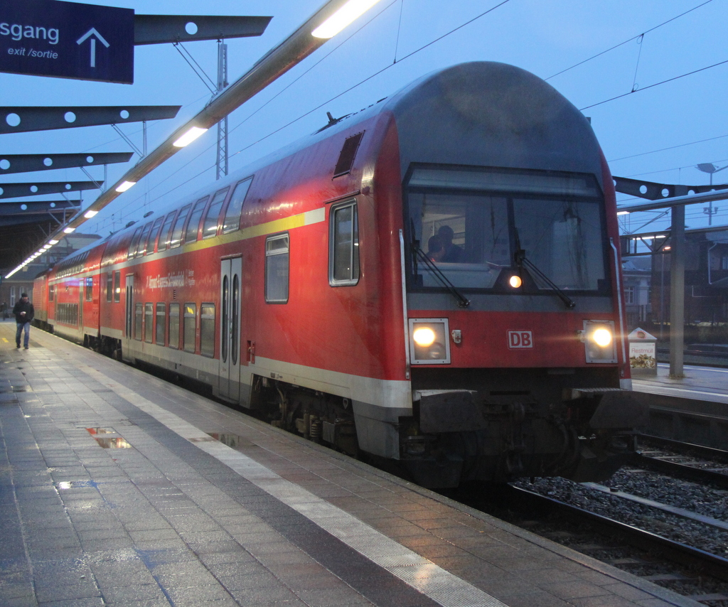 DABbuzfa 760 stand gemeinsam mit 143 589-0 als S3 von Rostock Hbf nach Gstrow im Rostocker Hbf.02.02.2013
