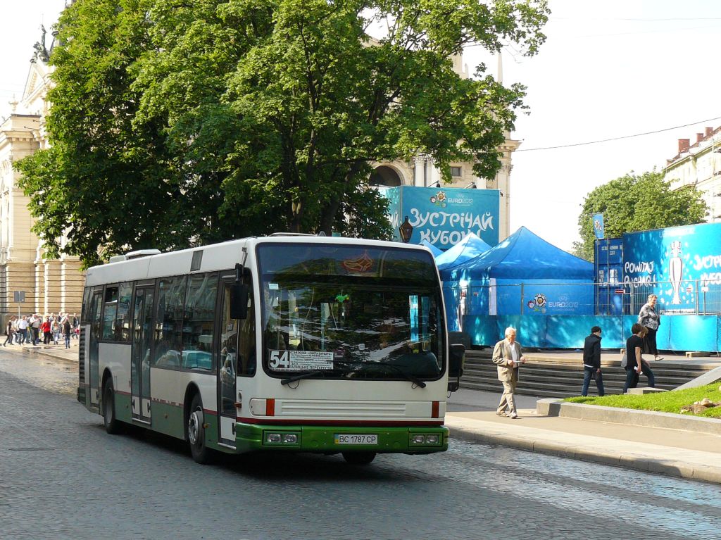 DAF Den Oudsten Alliance city Baujahr 1997. Ex-RET Rotterdam, Niederlande. Prospekt Svobody Lviv, Ukraine 24-05-2012.