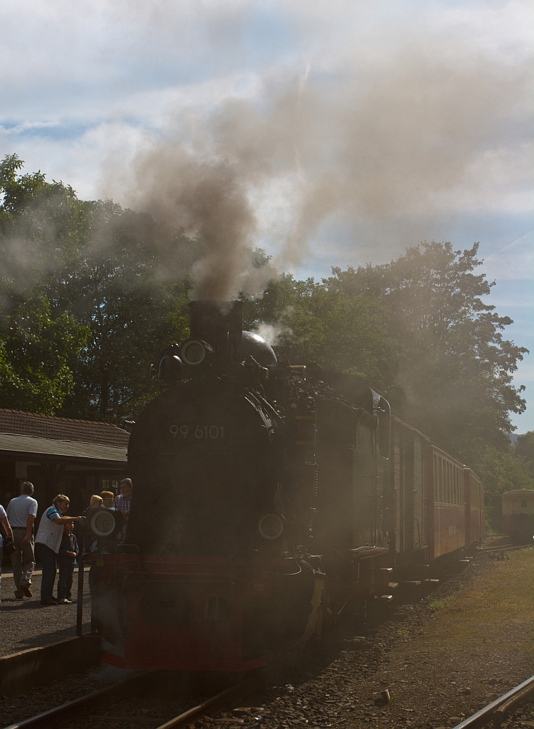 Dampftage auf der Brohltalbahn - Ganz im Rauch - Die Gastlok 99 6101  Pfiffi  der Harzer Schmalspurbahnen am 02.09.2012 im Bf Bohl der Brohltalbahn. 