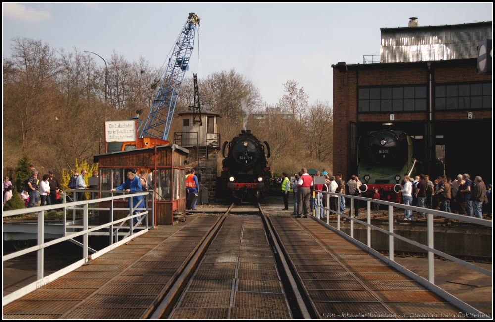 Darf 52 8177 der EBF Berlin auf die Drehscheibe? Nein, es sollte noch etwas dazwischen kommen (gesehen 3. Dresdner Dampfloktreffen Dresden-Altstadt 02.04.2011)