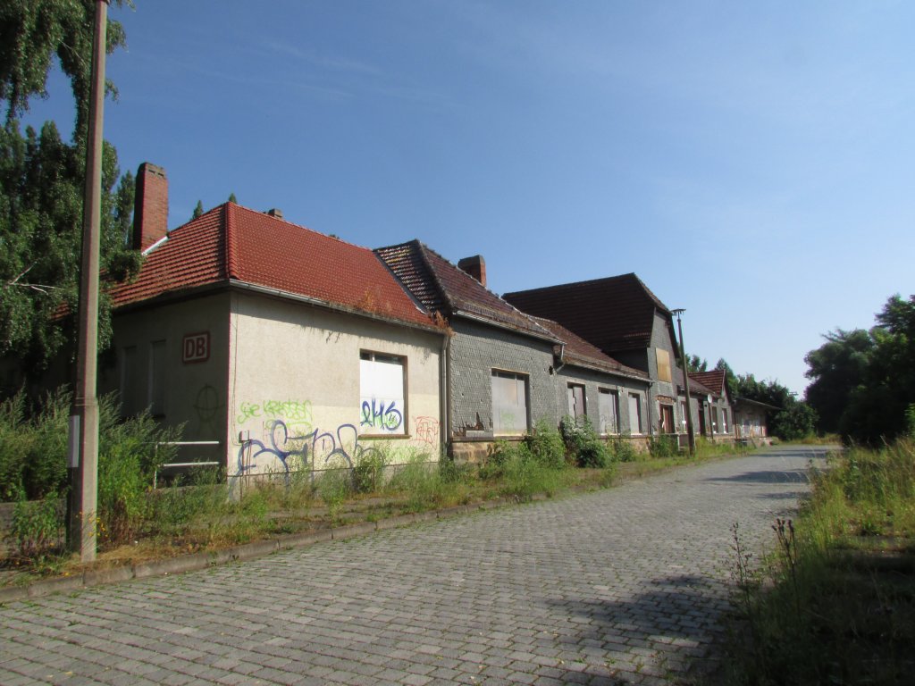 Das Bahnhofsgeb�ude von Friedrichroda gammelte auch am 27.Juli.2013 vor sich hin.