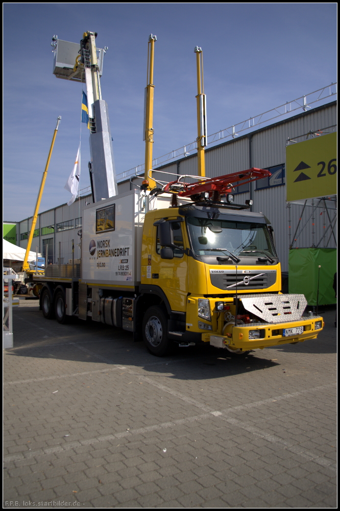 Das Hebeb�hnenfahrzeug LRB25 der Norsk Jernbanedrift AS (NJB) besitzt auf dem F�hrerhaus auch einen Pantographen. Zu sehen auf der InnoTrans 2012