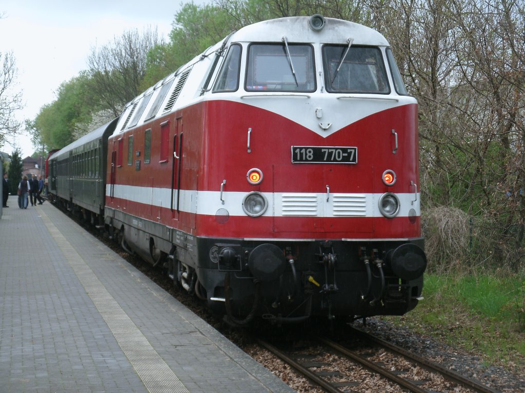 Das Schlusignal war bei 118 770-7,am 12.Mai 2013 fr die Rckfahrt nach Bergen/Rgen in Lauterbach Mole eingeschaltet.