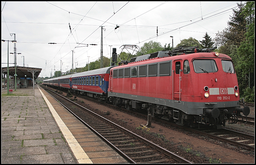 DB 110 352-2 mit dem Lr 73921 aus Lichtenberg zum Kopfmachen nach Potsdam (DB Regio Bayern, München, gesehen Berlin Wannsee 14.05.2010 - Update: verschrottet 15.07.2011)