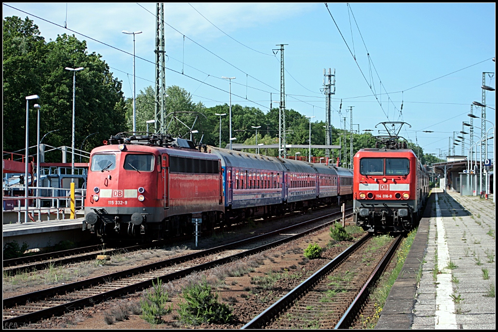 DB 115 332-9 steht nach dem Umsetzen der Lok auf Gleis 8 und muss erst noch DB 114 016-9 mit dem RE 1 nach Frankfurt (Oder) passieren lassen (gesehen Berlin Wannsee 03.06.2010 - Update 115 332-9: 04/2012 zA in Bln.-Rummelsburg; 09/2012 in Dortmund Bbf zA; 24.09.2012 nach Eschweiler berstellt)