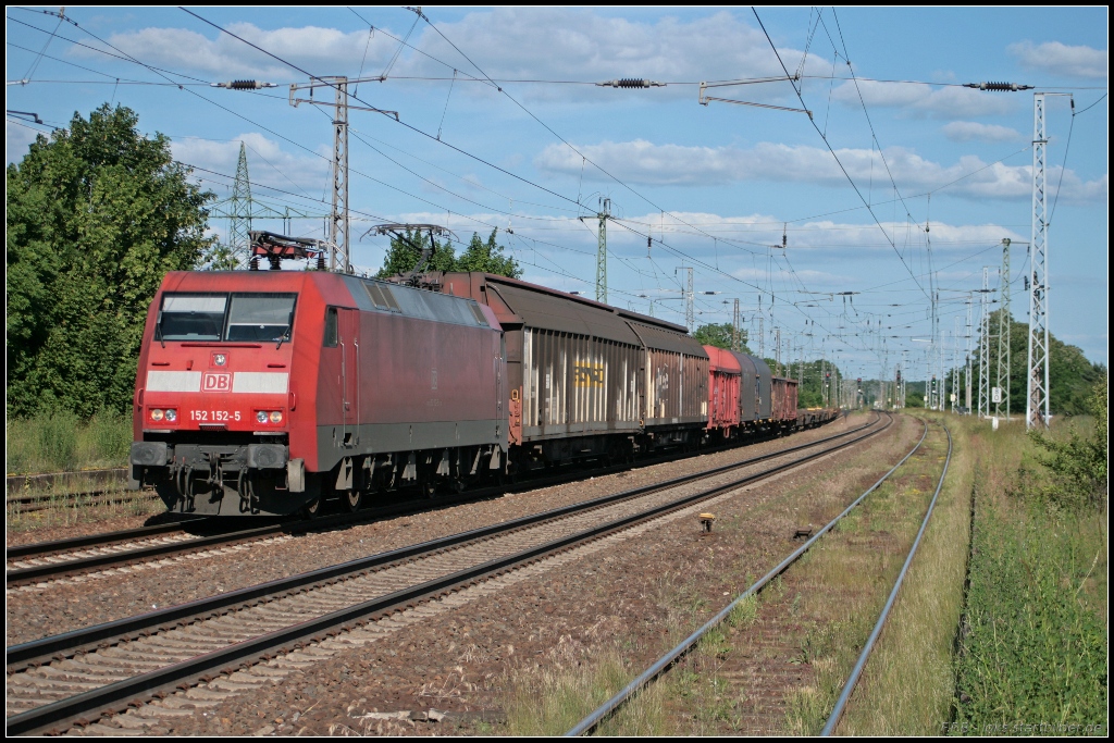 DB 152 152-5 mit einem leichten und kurzen G�terzug Richtung Michendorf oder Seddin (gesehen Nuthetal-Saarmund 16.06.2010)