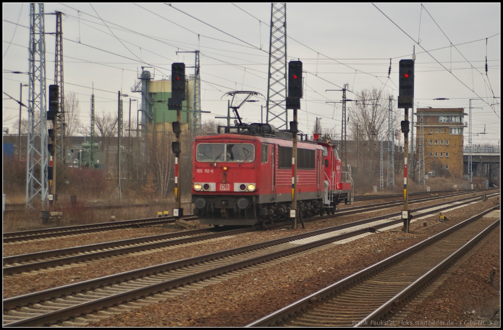DB 155 112 mit 363 132 (DB Schenker Rail Hannover) bei der Durchfahrt am 03.04.2013 in Berlin Sch�nefeld Flughafen