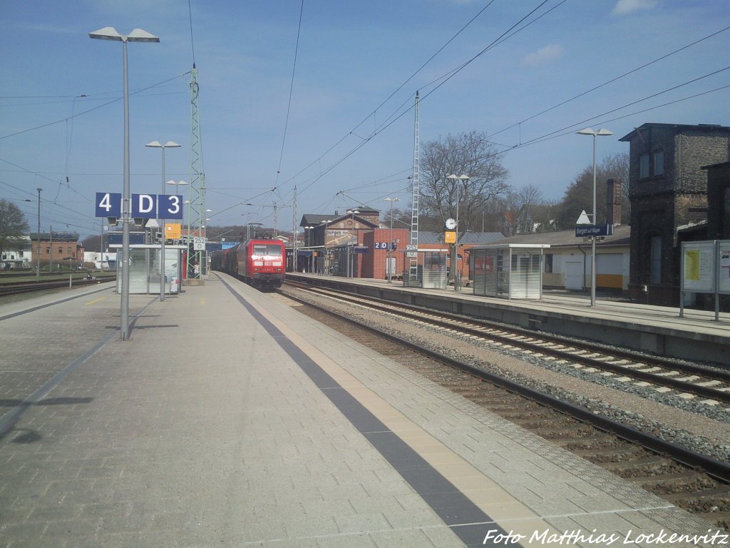 DB BR 145 mit einem G�terzug bei der Durchfahrt durch den Bahnhof Bergen auf R�gen am 24.4.13