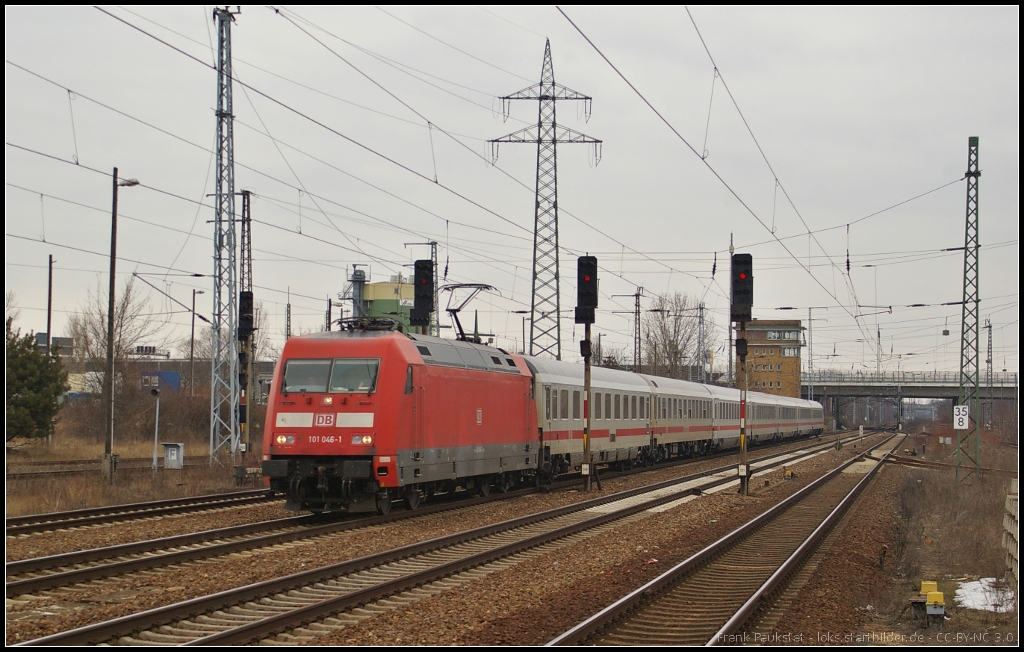 DB Fernverkehr 101 046 mit einem umgeleiteten IC am 03.04.2013 in Berlin Sch�nefeld Flughafen