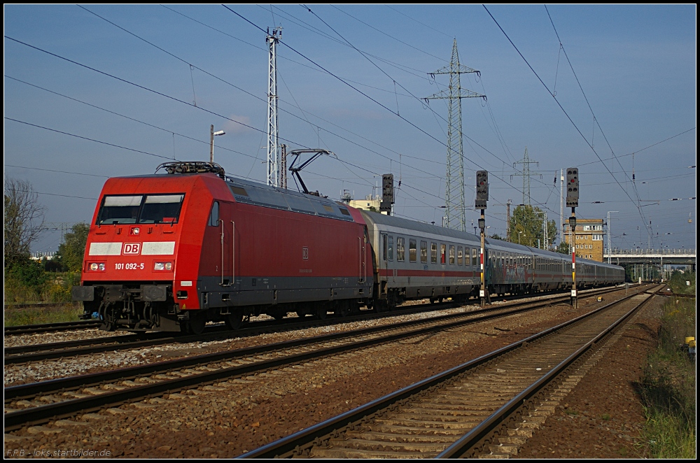 DB Fernverkehr 101 092-5 mit dem IC nach Leipzig (gesehen Berlin Schnefeld Flughafen 03.10.2010)