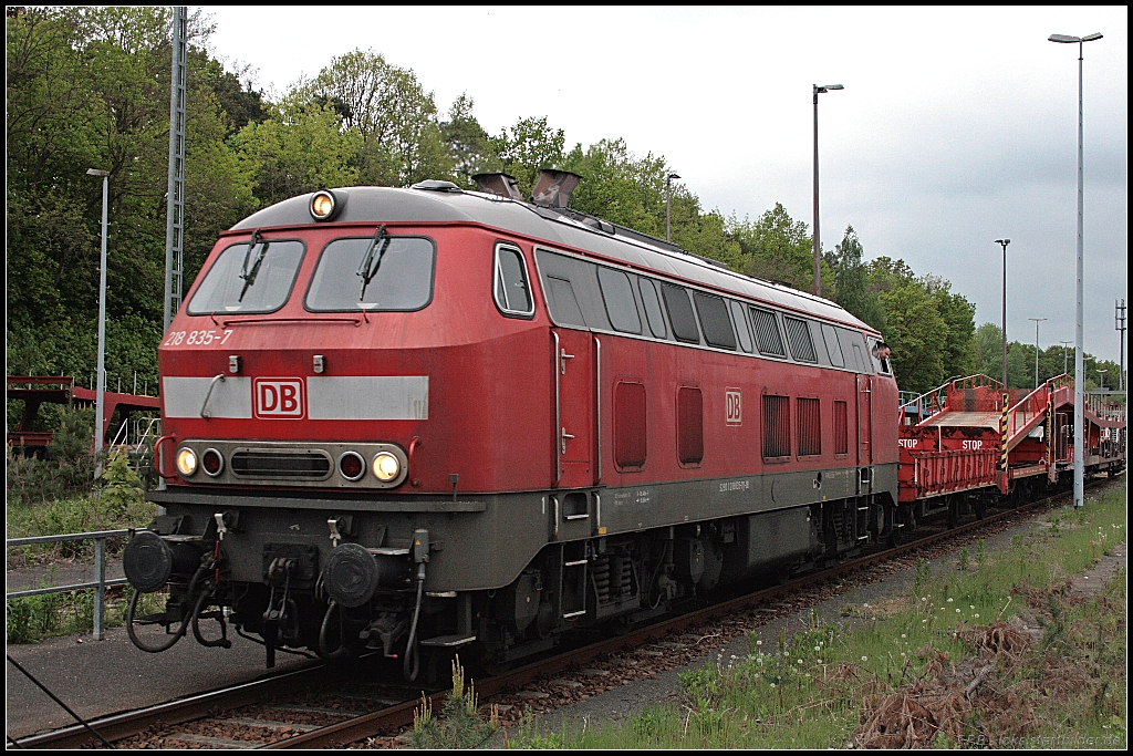 DB Fernverkehr 218 835-7 ist mit Rangieraufgaben bei DB AutoZug am 14.05.2010 in Berlin Wannsee beschäftigt