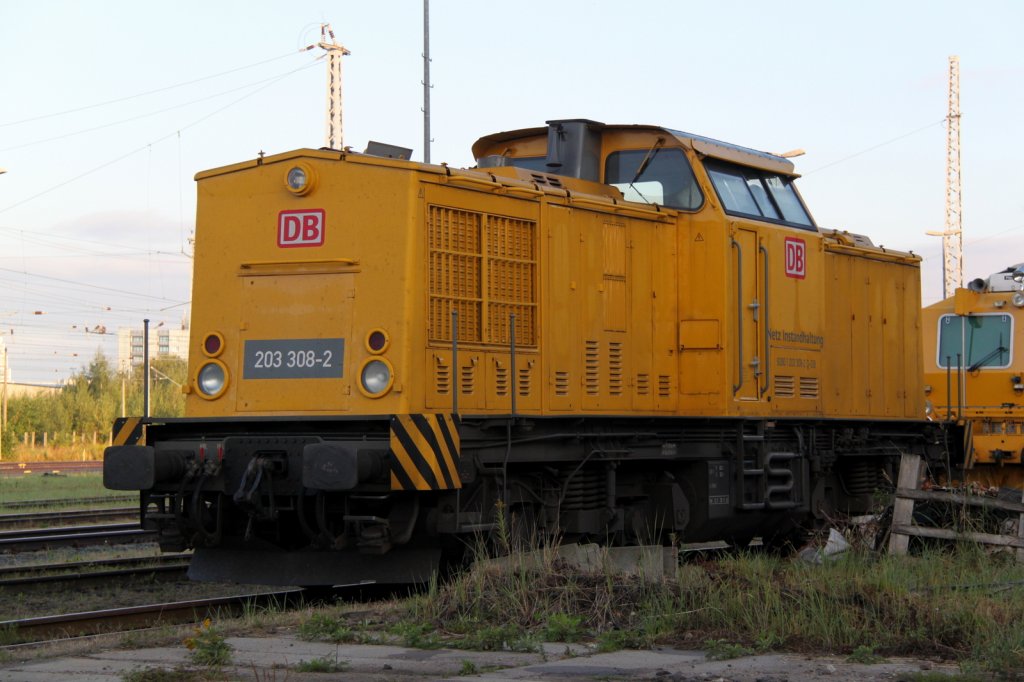 DB-Netz 203 308-2 hatte noch ein bisschen ihre Ruhe bevor es am Abend wieder zum Bauzug-Dienst ging abgestellt war Sie in Hhe Rostock Hbf.01.09.2012