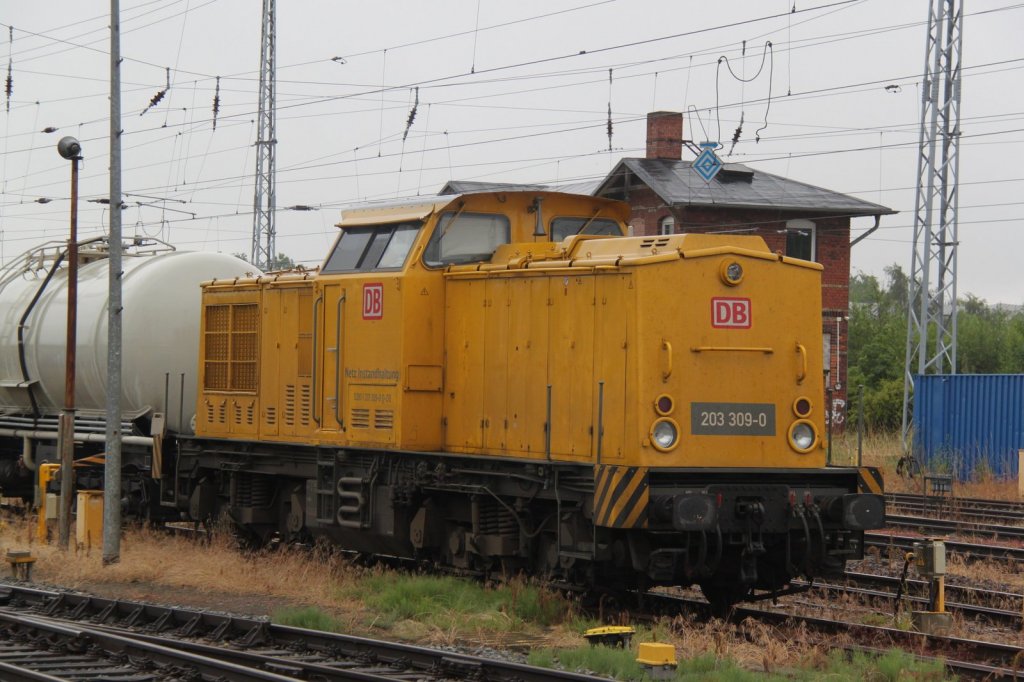 DB-Netz 203 309-0 stand mit dem Unkrautvernichter abgestellt im Rostocker Hbf.06.07.2012