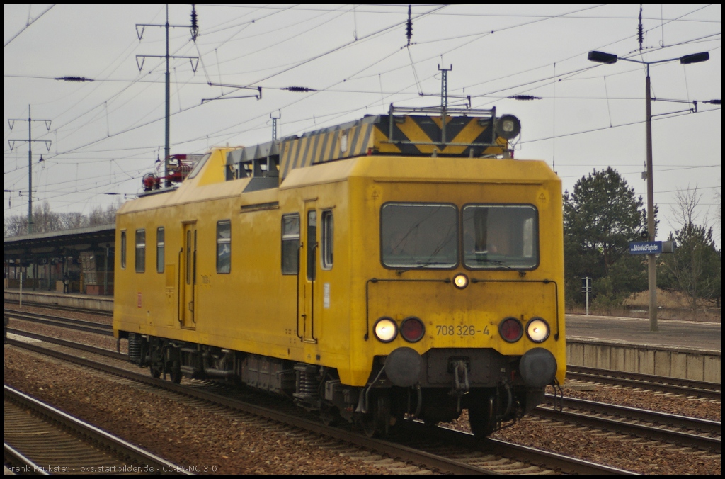 DB Netz 708 326 ist ein Oberleitungs-Revisionstriebwagen und fuhr am 03.04.2013 durch Berlin Sch�nefeld Flughafen