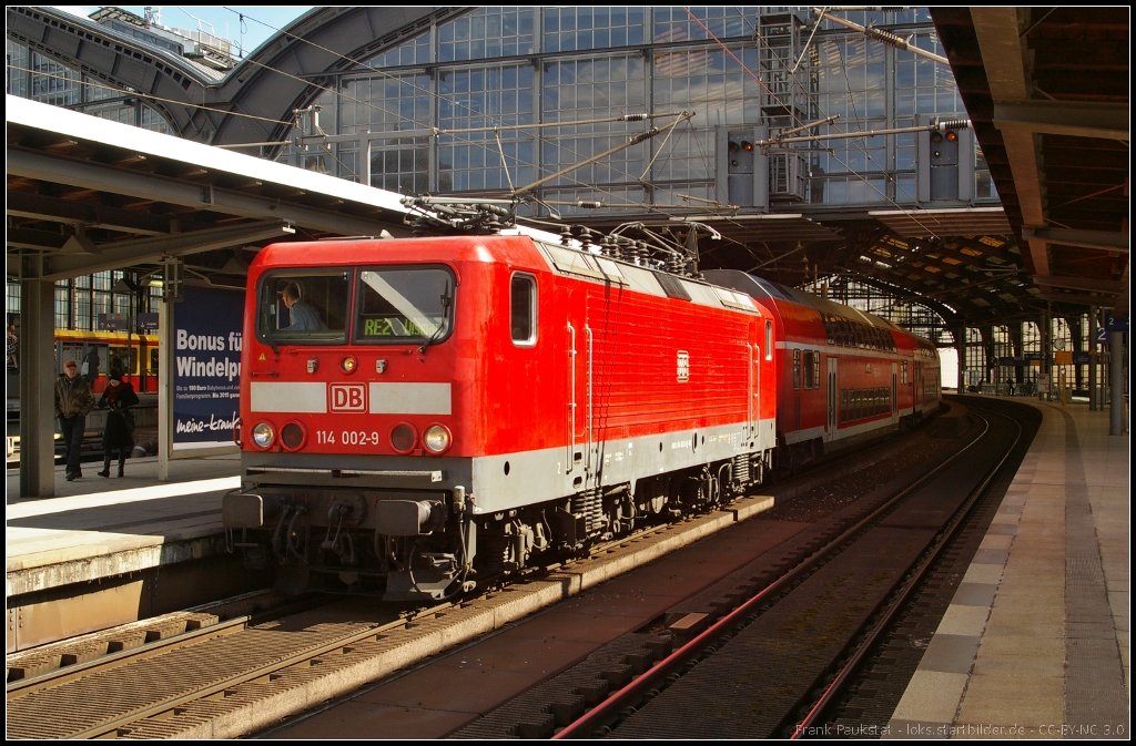 DB Regio 114 002 f�hrt am 07.04.2013 mit dem RE2 nach Wismar aus dem Bahnhof Berlin Friedrichstra�e ab