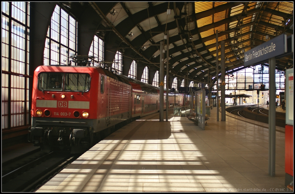 DB Regio 114 003-7 fährt für die ODEG auf der Linie RE2 Cottbus. Am 04.04.2013 verlässt sie gerade den Bahnhof Berlin Friedrichstraße
<p>
++ 30.04.2019 bei Fa. Bender, Opladen