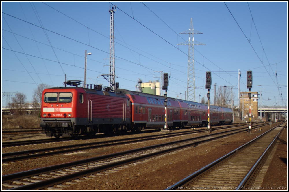 DB Regio 114 035-9 mit dem RE7 nach Wnsdorf-Waldstadt am 26.02.2012 in Berlin Schnefeld-Flughafen (DB Regio AG Cottbus)