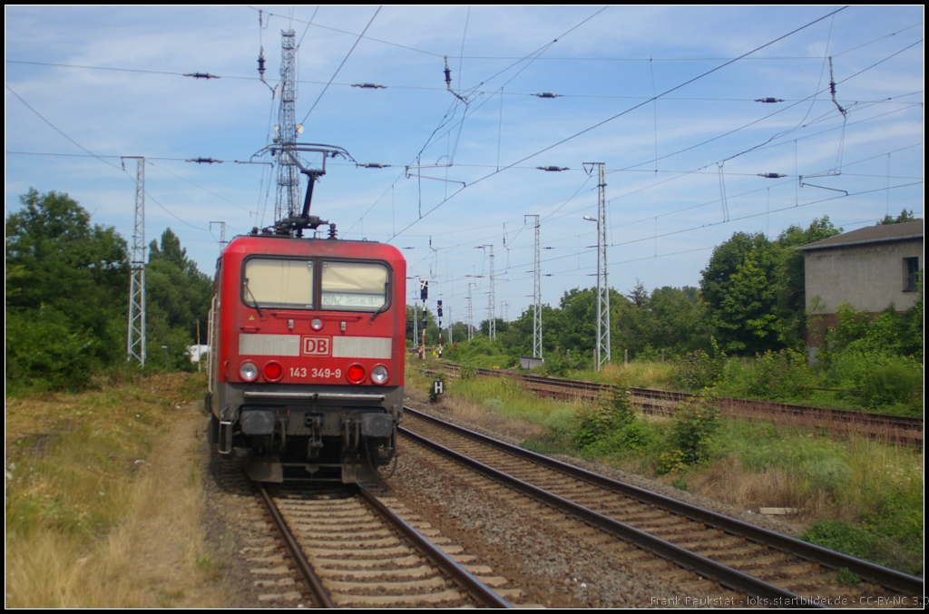 DB Regio 143 349-9 schiebt die RB42 nach Dessau Hbf am 16.07.2013 durch Biederitz
<br><br>
- Update: ++ 11.2018 bei Fa. Bender, Opladen